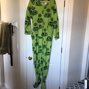 Footie FactoryGreen Frog Print One Piece pjs